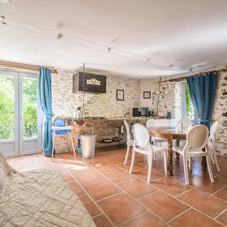 Hébergement de vacances La Magnanerie - *
